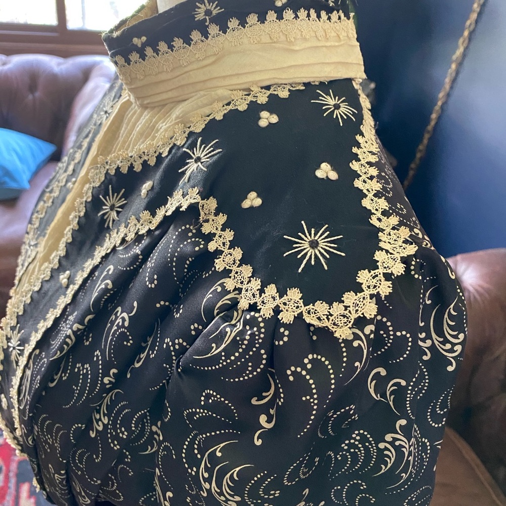 Antique Victorian 1890s silk two piece - Picture 9 of 15